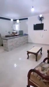 ein Wohnzimmer mit einem Sofa und einem Tisch in der Unterkunft القاهره in El-Sa`âida