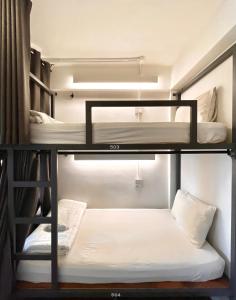 Кровать или кровати в номере Hobnob Hostel