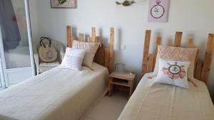 Posteľ alebo postele v izbe v ubytovaní Rez de Villa, vue magnifique, piscine chauffée privée, spa villa Les Feuillantines