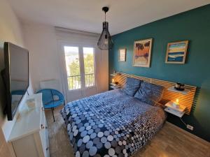 a bedroom with a large bed and a window at Appart refait à neuf 800m port de Sanary sur Mer in Sanary-sur-Mer