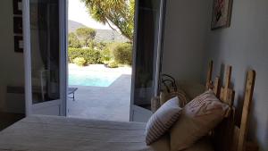 Bazén v ubytovaní Rez de Villa, vue magnifique, piscine chauffée privée, spa villa Les Feuillantines alebo v jeho blízkosti