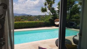 Bazén v ubytovaní Rez de Villa, vue magnifique, piscine chauffée privée, spa villa Les Feuillantines alebo v jeho blízkosti