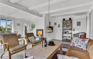 ein Wohnzimmer mit einem Tisch und Stühlen in der Unterkunft 2 Bedroom Amazing Home In Rudkbing in Illebølle
