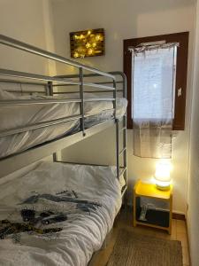 Poschodová posteľ alebo postele v izbe v ubytovaní La Palmyre, centre-ville, maison avec Piscine