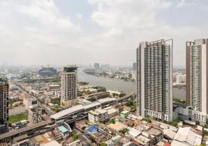 een stad met hoge gebouwen en een rivier bij The tree bang po station in Bang Su