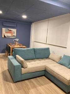 a living room with a couch and a table at Nuevo apartamento céntrico playa de cullera. in Cullera