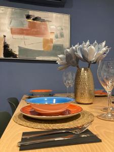 a table with a plate of food and a vase of flowers at Nuevo apartamento céntrico playa de cullera. in Cullera