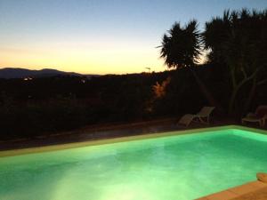 Bazén v ubytovaní Rez de Villa, vue magnifique, piscine chauffée privée, spa villa Les Feuillantines alebo v jeho blízkosti