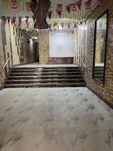 an empty room with stairs and a white screen at شقه مفروشه سوبر لوكس بميامى الاسكندريه in Alexandria