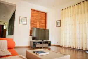 TV a/nebo společenská místnost v ubytování Lake View Colombo Nawala