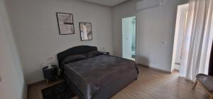 um quarto com uma cama num quarto em SARDINIA SUITES & APARTMENTS -Suite in centro- em Santa Teresa Gallura