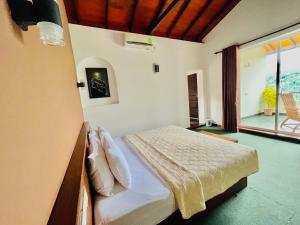Letto o letti in una camera di The SkyDeck Kandy