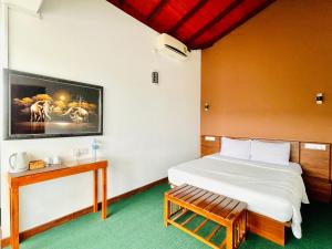 una camera con un letto e una panca di The SkyDeck Kandy a Kandy