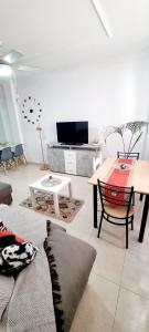 TV a/nebo společenská místnost v ubytování ALMar We Go! Habitaciones Privadas en Alcalá - Private Rooms - Pièces privées - in shared Apartment