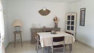 comedor con mesa y escritorio en Rez de Villa, vue magnifique, piscine chauffée privée, spa en Sainte-Maxime