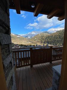 una vista dal balcone di una cabina con montagne di Chalet La Stella Alpina a Villa dʼAllegno