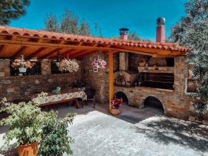 un patio con un edificio de ladrillo con chimenea en Apartment Viewing Garden en Volos