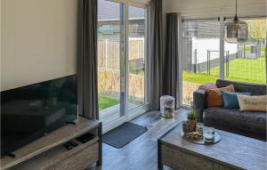 salon z telewizorem i kanapą w obiekcie Vakantiepark De Zeeuwse Parel w mieście Scherpenisse