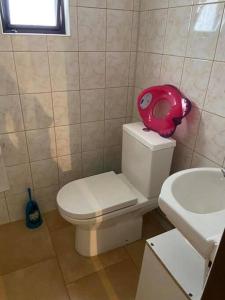 La salle de bains est pourvue de toilettes blanches et d'un lavabo. dans l'établissement ROSE COTTAGE (sleeps 4), à Chlum u Třeboně