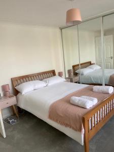 Postel nebo postele na pokoji v ubytování G-Floor Flat with 2 beds, 2 bathrooms, slips 4-6