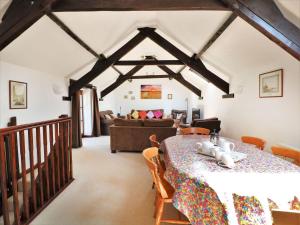 ein Esszimmer mit Tisch und Couch in der Unterkunft The Corn Tallet in Bideford