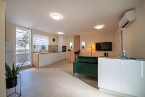 Foto dalla galleria di Studio Apartment Mare with private garden and jacuzzi a Vinkuran