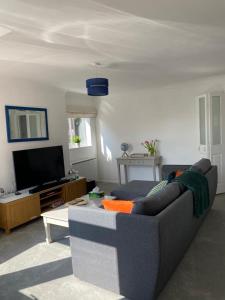 Een zitgedeelte bij G-Floor Flat with 2 beds, 2 bathrooms, slips 4-6