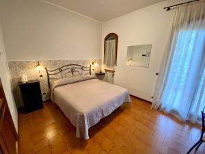 Un dormitorio con una cama grande y una ventana en Casale del fattore, en Cesena