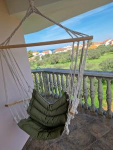 un balcón con hamaca y vistas en Apartmani Tereza en Bibinje