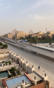 Blick auf eine Stadt mit Straße und Gebäuden in der Unterkunft Pyramids view private apartment in Kairo