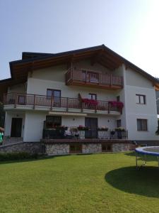 a large white building with balconies and a table at Ferienwohnung Eisl 2 in St. Wolfgang