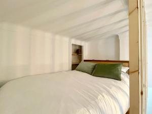 Posteľ alebo postele v izbe v ubytovaní COSY COCOON - 2 to 4 travelers.