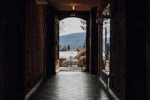 Nespecifikovaný výhled na hory nebo výhled na hory při pohledu z hotelu