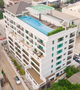 Bazén v ubytování GM Residence nebo v jeho okolí