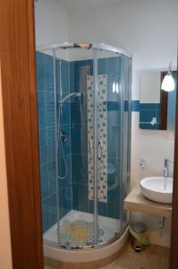 ein Bad mit einer Dusche und einem Waschbecken in der Unterkunft Gloria Vatican Bijou in Rom