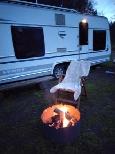 a fire in a pot in front of a rv at Unikátní ubytování v centru Jetřichovic in Jetřichovice