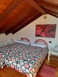 1 dormitorio con 1 cama con edredón blanco y negro en My Bellagio Home, en Bellagio