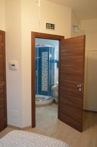 Zimmer mit einer Tür zum Bad in der Unterkunft Gloria Vatican Bijou in Rom