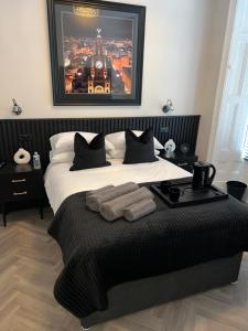ein Schlafzimmer mit einem großen Bett mit Handtüchern darauf in der Unterkunft 128 Anfield Road in Liverpool