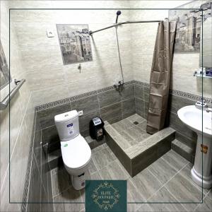 un baño con inodoro y lavabo en Elite Boutique, en Samarkand