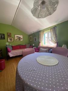 - un salon avec une table et un canapé dans l'établissement Cosy accommodation in the center of Split, à Split