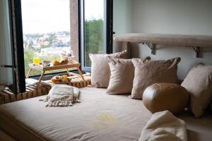 un letto in una camera con una grande finestra di Terra Mons apartments a Zlatibor