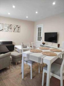 a living room with a white table and chairs at Tu piso en el centro in Santander