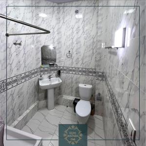 een badkamer met een toilet en een wastafel bij Elite Boutique in Samarkand