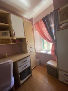 Cette petite chambre dispose d'un bureau et d'une fenêtre. dans l'établissement Cosy accommodation in the center of Split, à Split