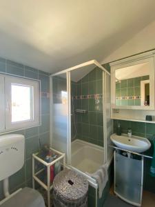 y baño con ducha y lavamanos. en Cosy accommodation in the center of Split, en Split