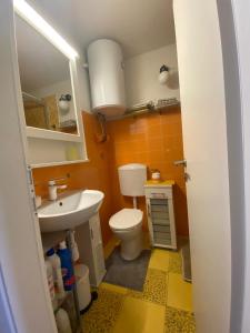 y baño con aseo blanco y lavamanos. en Cosy accommodation in the center of Split, en Split