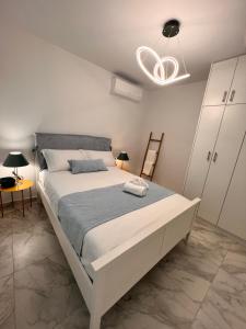 ein Schlafzimmer mit einem großen weißen Bett in einem Zimmer in der Unterkunft Casa de Tres Hermanos in the heart of Athens in Athen