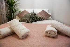 een bed met twee handdoeken erop bij MSK Rotonda Studio 2 in Thessaloniki