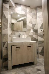 een badkamer met een wastafel en een spiegel bij MSK Rotonda Studio 2 in Thessaloniki